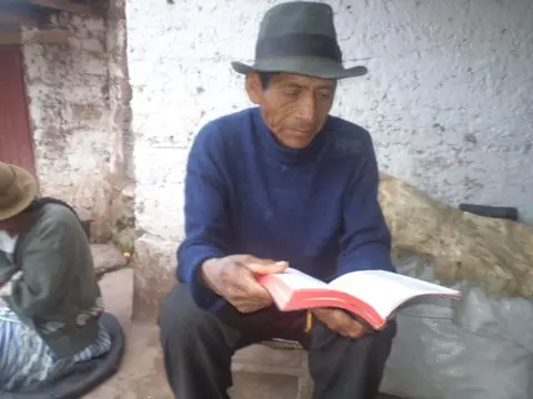Leyendo la Biblia / Tayta Diospa shiminta lïgiyan
